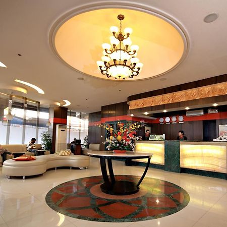 Eurotel Makati Макати Экстерьер фото